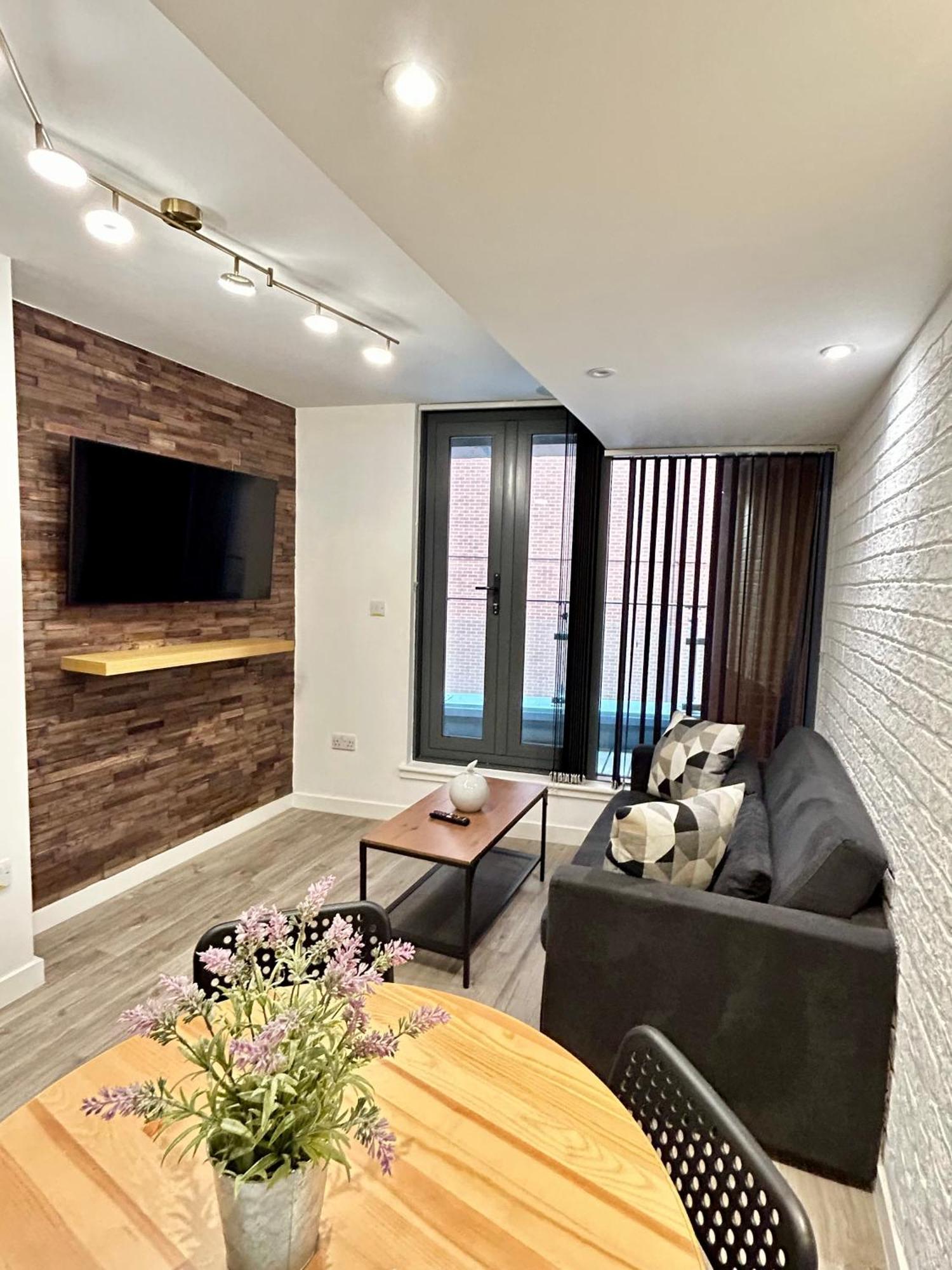 One Bed Apartment - City Centre Манчестър Екстериор снимка
