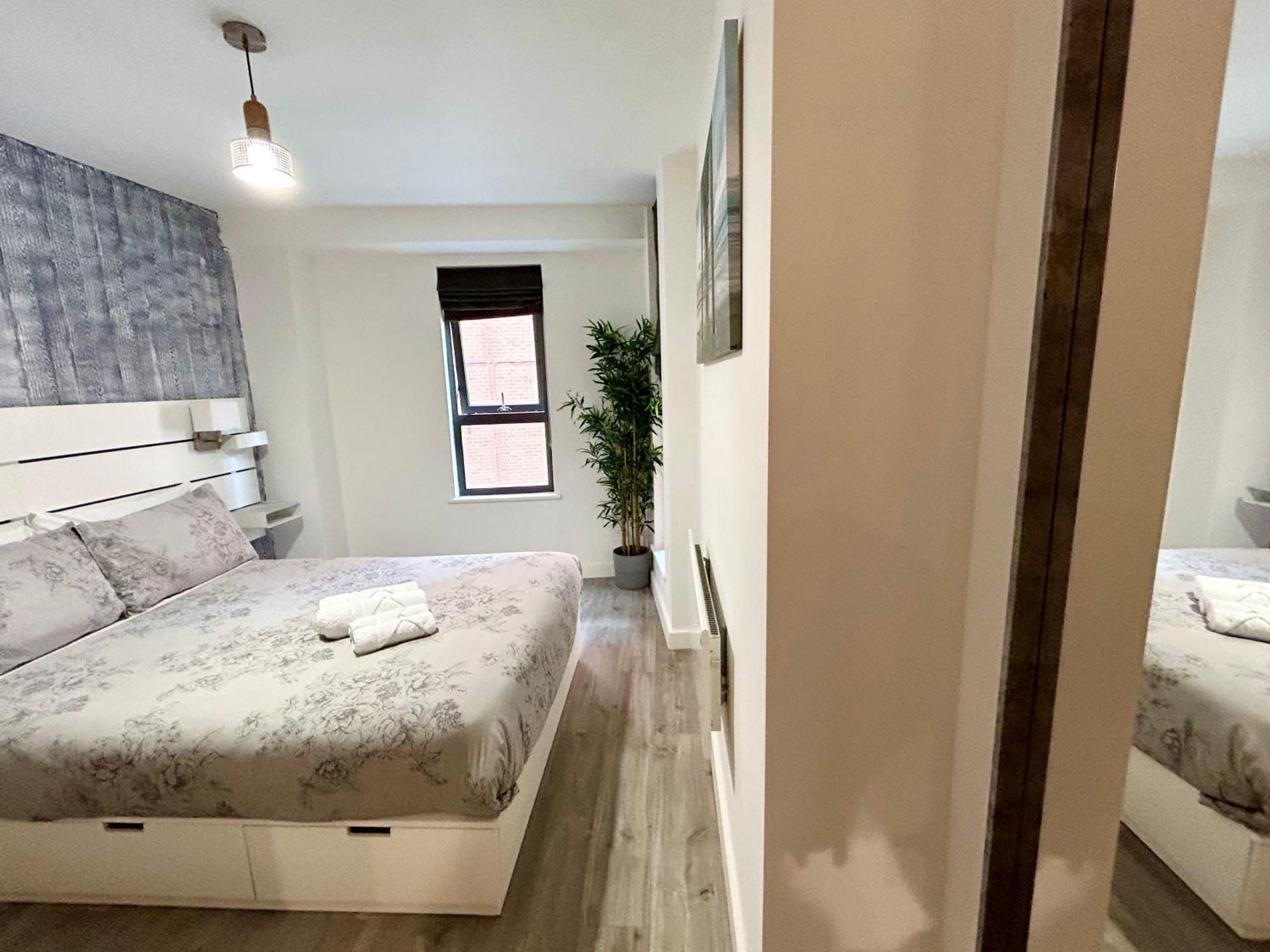 One Bed Apartment - City Centre Манчестър Екстериор снимка