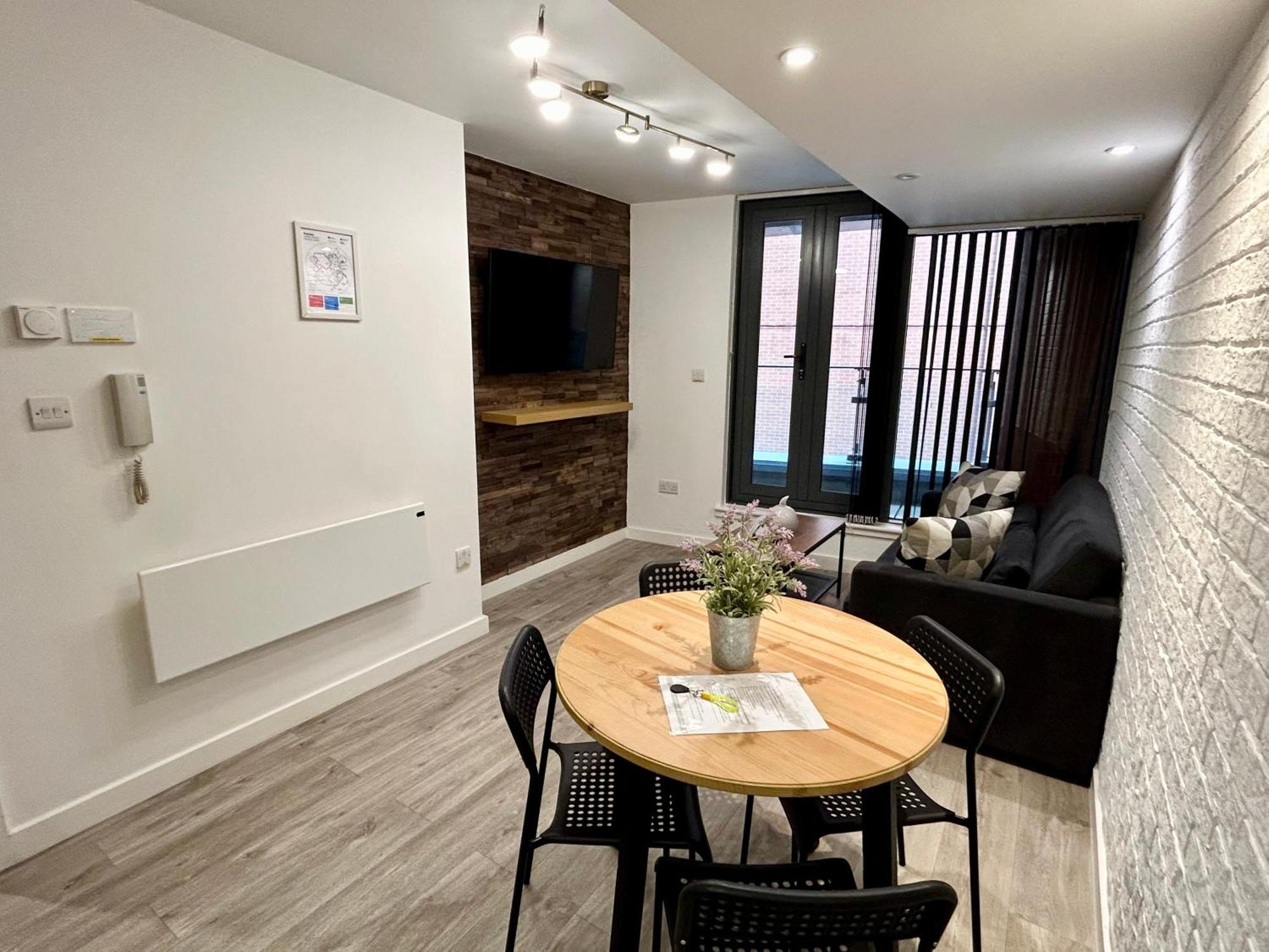 One Bed Apartment - City Centre Манчестър Екстериор снимка